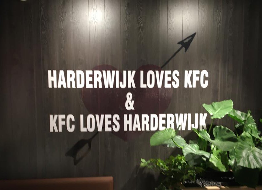 XSarchitecten's tweet photo. Nr 72 is vanaf morgen open, #kfc #harderwijk vandaag VIP party! Felicitaties aan het hele team! @kfcnederland #kfcharderwijk https://t.co/UHsheMkP2w