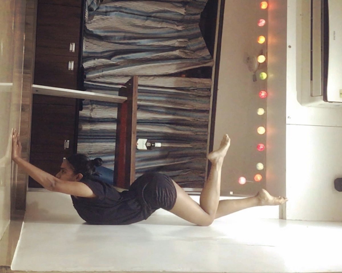 nesh__sh's tweet photo. Looking at life from different perspective #beingdifferent #hollowback #handstand https://t.co/1bVeMJOR6Z