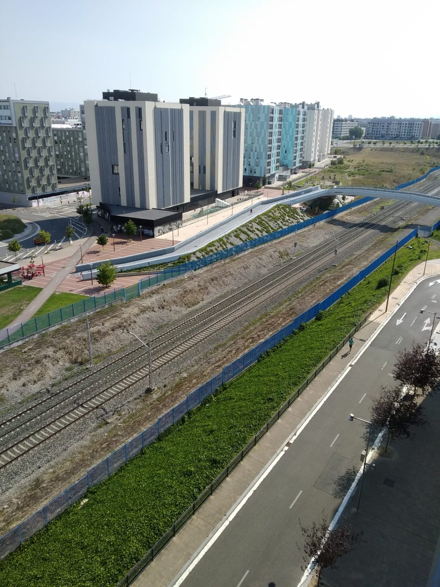 Estas casas se construyeron al lado de las vías con el beneplácito del <a href="/Irekia/">IrekiaEJGV</a> (Gob. Vasco) y del Ayuntamiento de <a href="/vitoriagasteiz/">Vitoria-Gasteiz!</a>, ya que en 2010 las vías se iban a soterrar.

Hoy, ambos forman parte de una S.A. que quiere incumplir lo firmado en 2010.
#soterramientovitoria