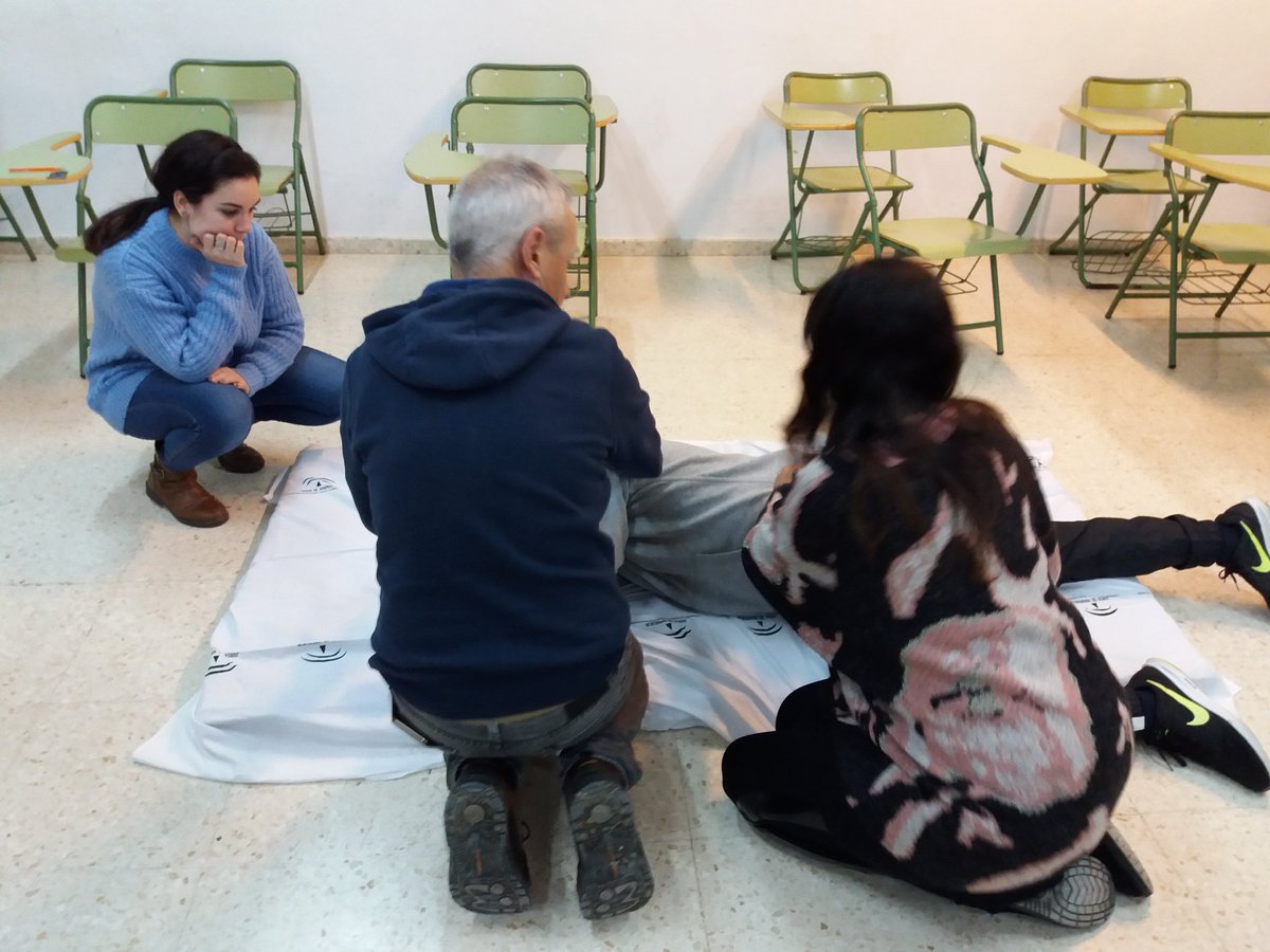 LauraMarPor's tweet photo. Jornada de primeros auxilios y soporte vital básico en el IES Catedrático Pulido Rubio (Bonares) 
Claustro comprometido y concienciado con #PRL 
Teoría y práctica vitales 
@cepbollullos https://t.co/znIUkv1kp8