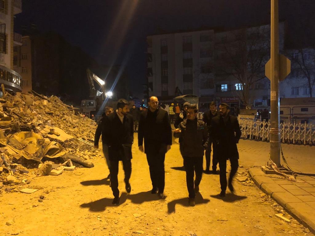 abuyukgumus's tweet photo. Depremde hasar gören bölgemizde inceleme yapmak, yaralara derman olmak için #Elazığ'dayız.

Depremden zarar görenler için çalışmalarını aralıksız sürdüren @Kizilay ve @AFADBaskanlik’a sonsuz teşekkürler. https://t.co/aCXeQgQ8yV