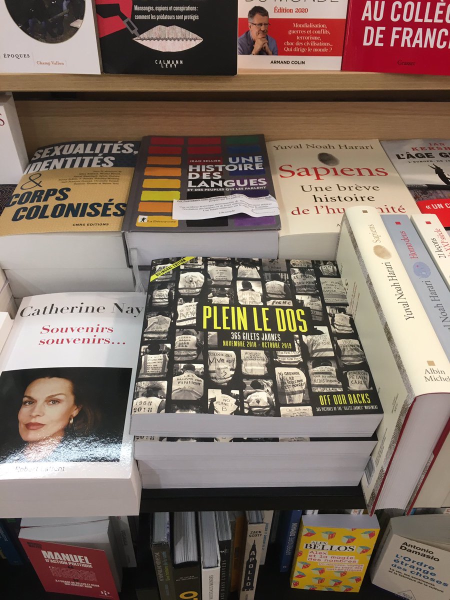 Plein le dos le livre <a href="/BoutDeLaVilleEd/">Les éditions du bout de la ville</a> vu chez <a href="/Lesnouveautes/">Librairie Les Nouveautés</a> Paris 10e angle rue du Faubourg du Temple et rue Bichat