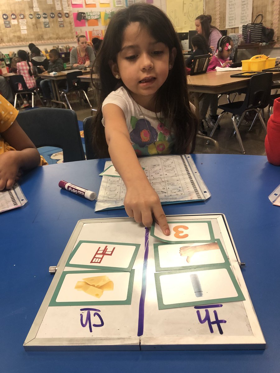 MrsMoore1stgrd's tweet photo. Th and Ch picture card sorts! #kcantoo @KlondikeLane https://t.co/978aKMFOrm