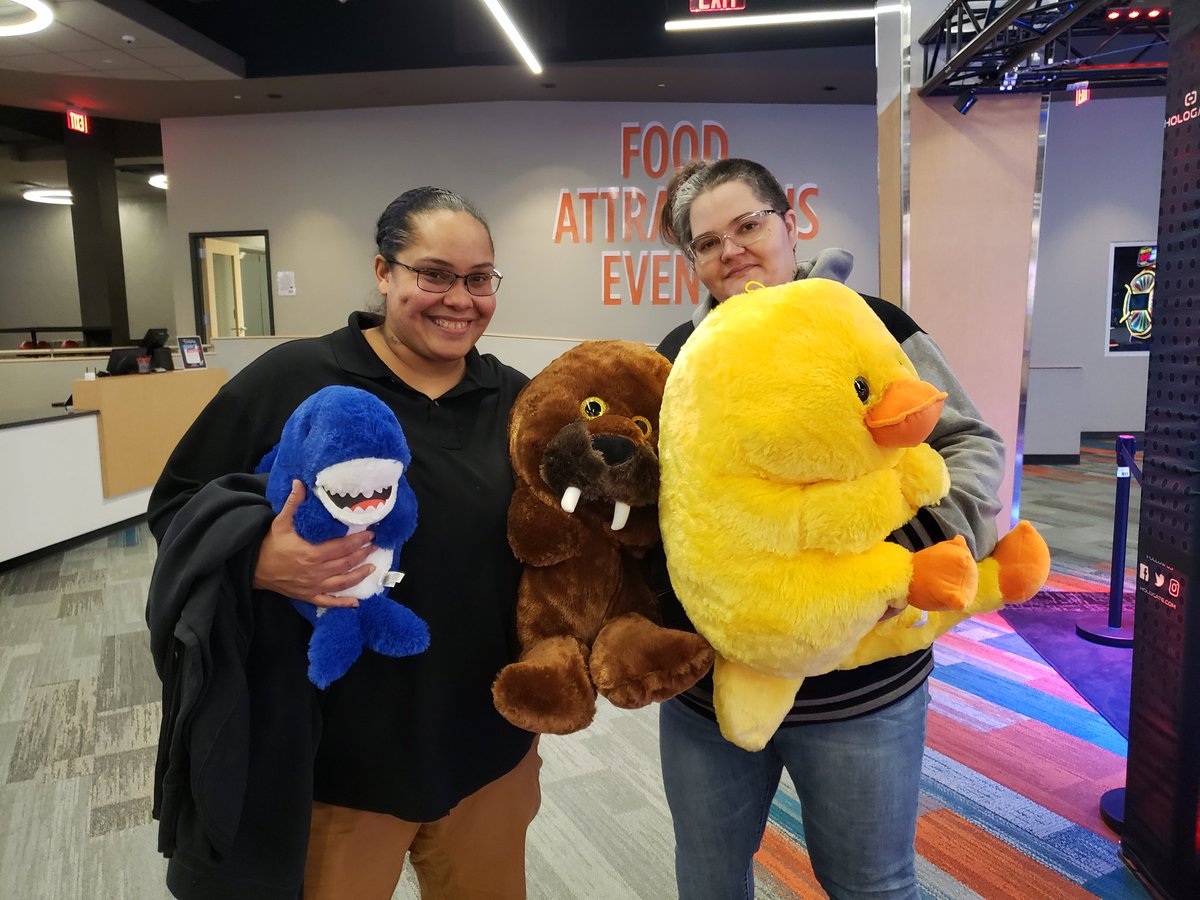 roseanna09's tweet photo. 1262 does DH Appreciate pretty spectacularly! Special thanks to ASDS Lynn and SM Saul!! #APEXentertainment #1262Rocks #DHappreciation2020 https://t.co/HbJkGodvrR