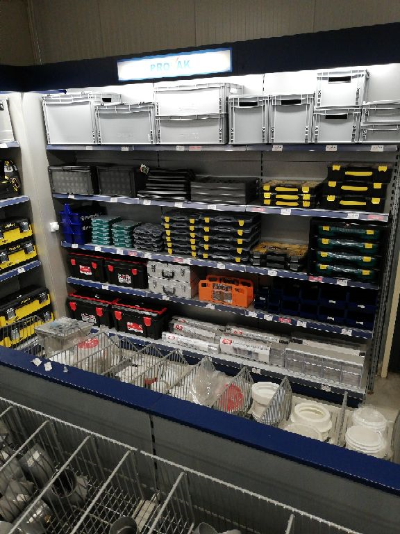 GbiSoest's tweet photo. Door de verbouwing liggen alle opbergmaterialen op een andere plek, waardoor ons assortiment is nu nog mooier wordt gepresenteerd.  De keuze is reuze: stapelbakken, gereedschapsbak, kantelbakjes, assortiment dozen, vakkendozen, boxen met of zonder deksels. #parat #boxplus #loadlo https://t.co/6wapaIety5