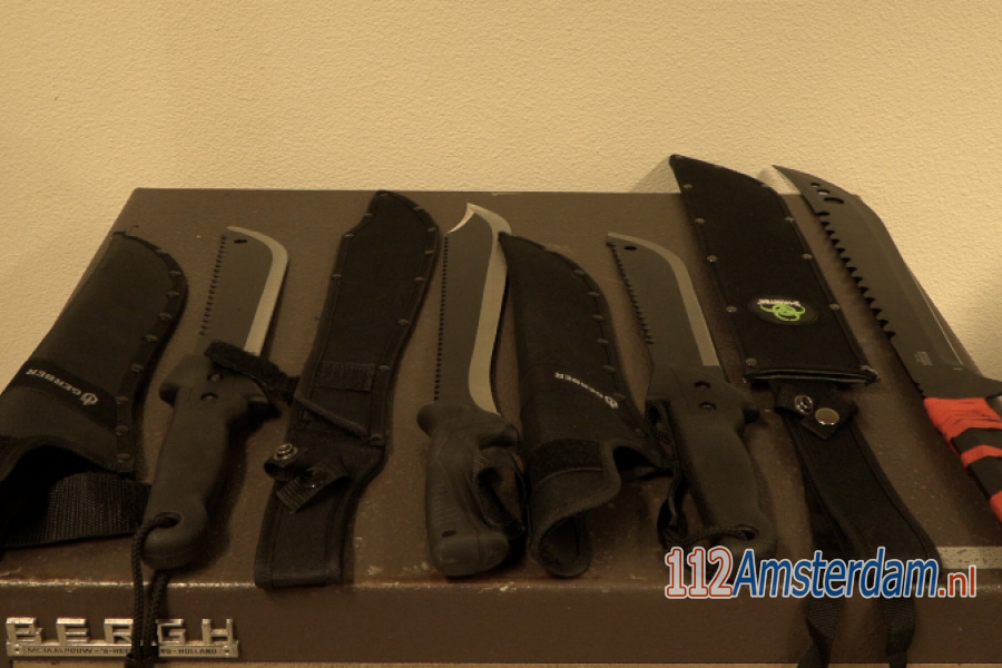 Vier minderjarigen met machetes opgepakt in #Amsterdam. 112Amsterdam.