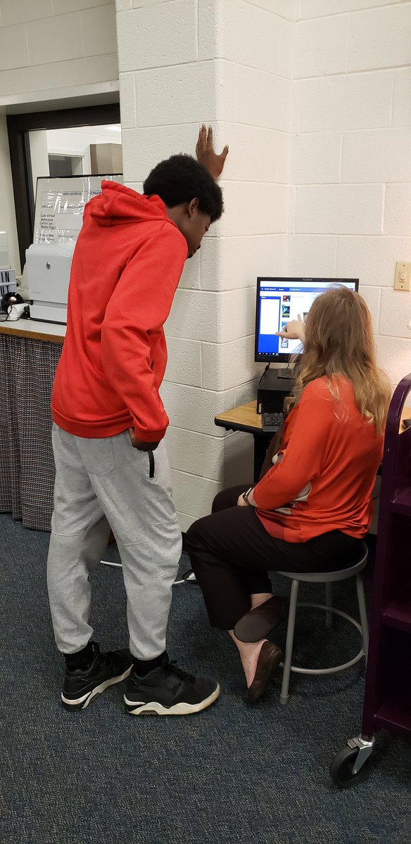 RWilliams_EDS's tweet photo. The #20MinuteChallenge is underway in the media center with @MrsVessell &amp; @mollybowden. Ss have 5 mins to randomly select a book &amp; then 15 mins to read. If they love it, they check it out. #ExpectLiteracy #GetinTheRACE #ELHSSOAR #ExpectExceptionalHCS https://t.co/9teFTo4dG0