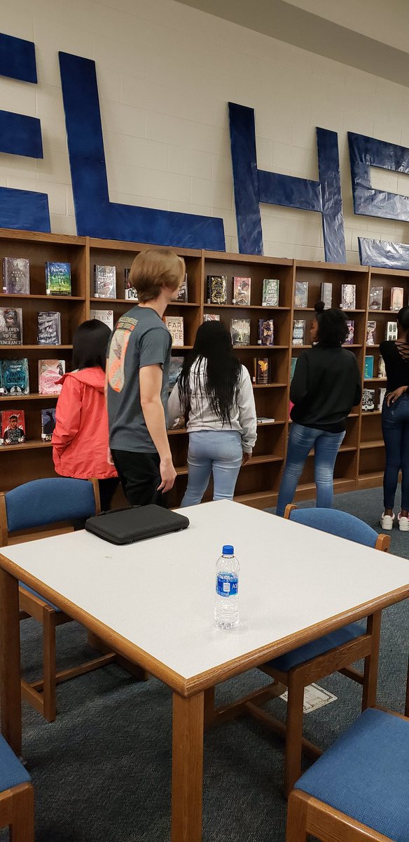 RWilliams_EDS's tweet photo. The #20MinuteChallenge is underway in the media center with @MrsVessell &amp; @mollybowden. Ss have 5 mins to randomly select a book &amp; then 15 mins to read. If they love it, they check it out. #ExpectLiteracy #GetinTheRACE #ELHSSOAR #ExpectExceptionalHCS https://t.co/9teFTo4dG0