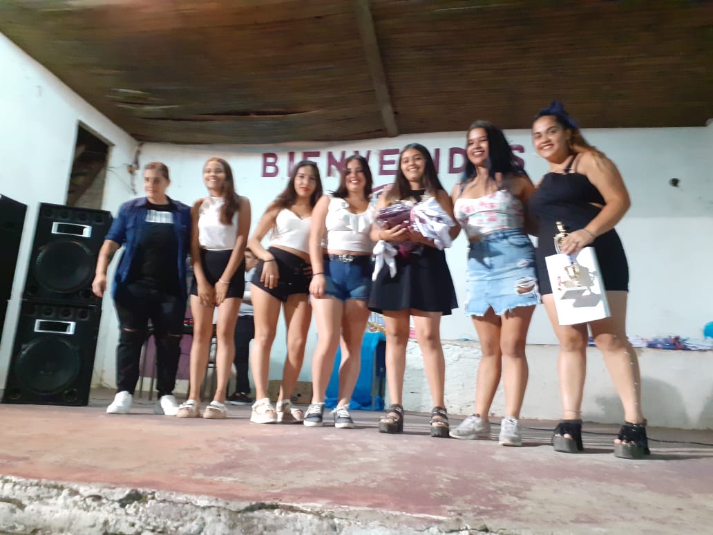 maxiaperalta's tweet photo. Algunas de las postales de la entrega de premios para todas las chicas del Fútbol Femenino de FIBAS, más de 350 camisetas y trofeos para cada una de las participantes!! Gran trabajo se viene haciendo con el deporte inclusivo!
#FIBAS
#JuegoSuperior
#EntornoVirtualdeAprendizaje https://t.co/vgMm869u8M