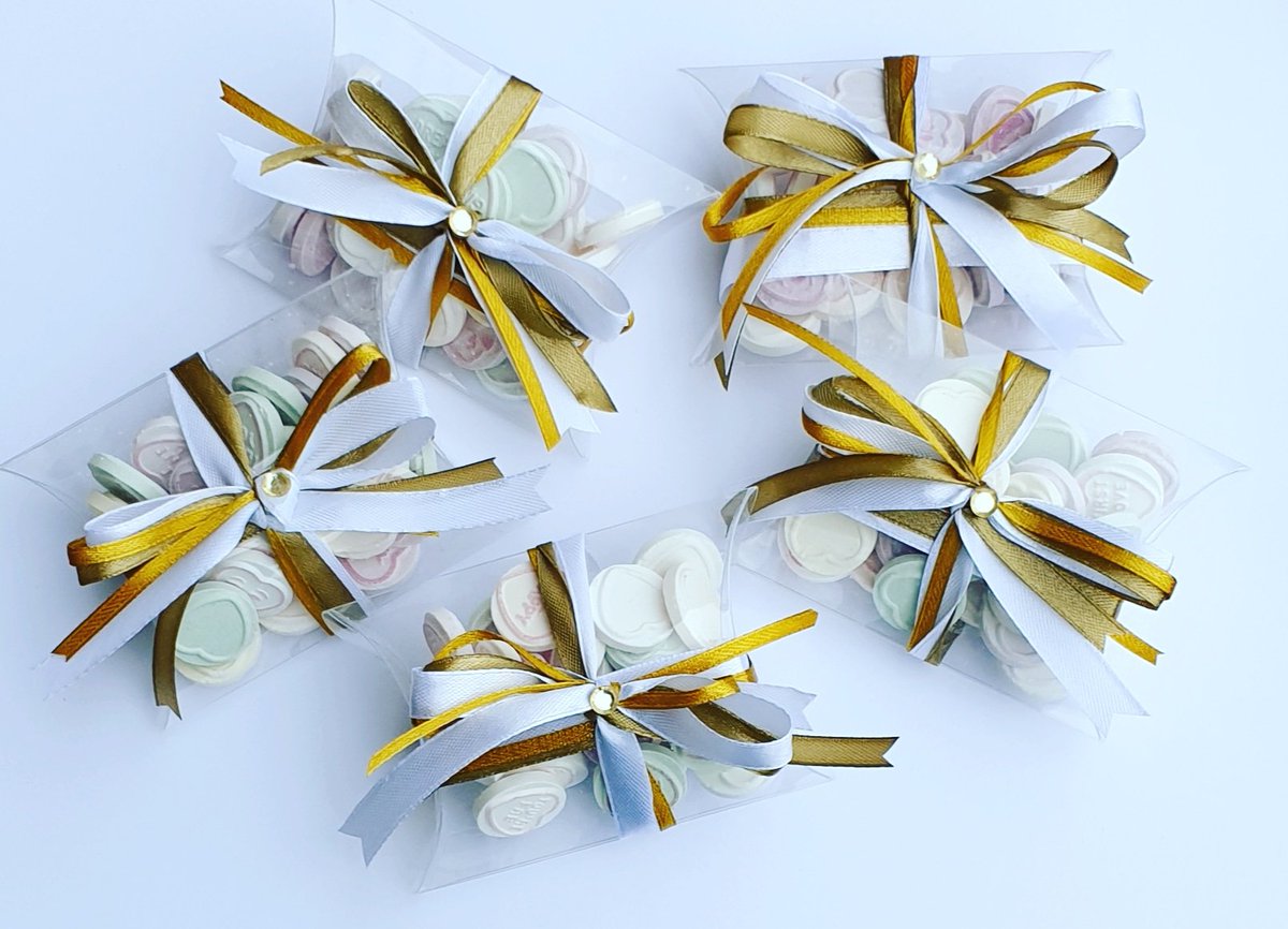 myfavorcreats's tweet image. Pillow box Love Heart favours tied with gold ribbons #lovehearts #pillowbox #candyfavours #madetoorder #bespoke #weddingfavours #babyshowerfavours #takeboutique