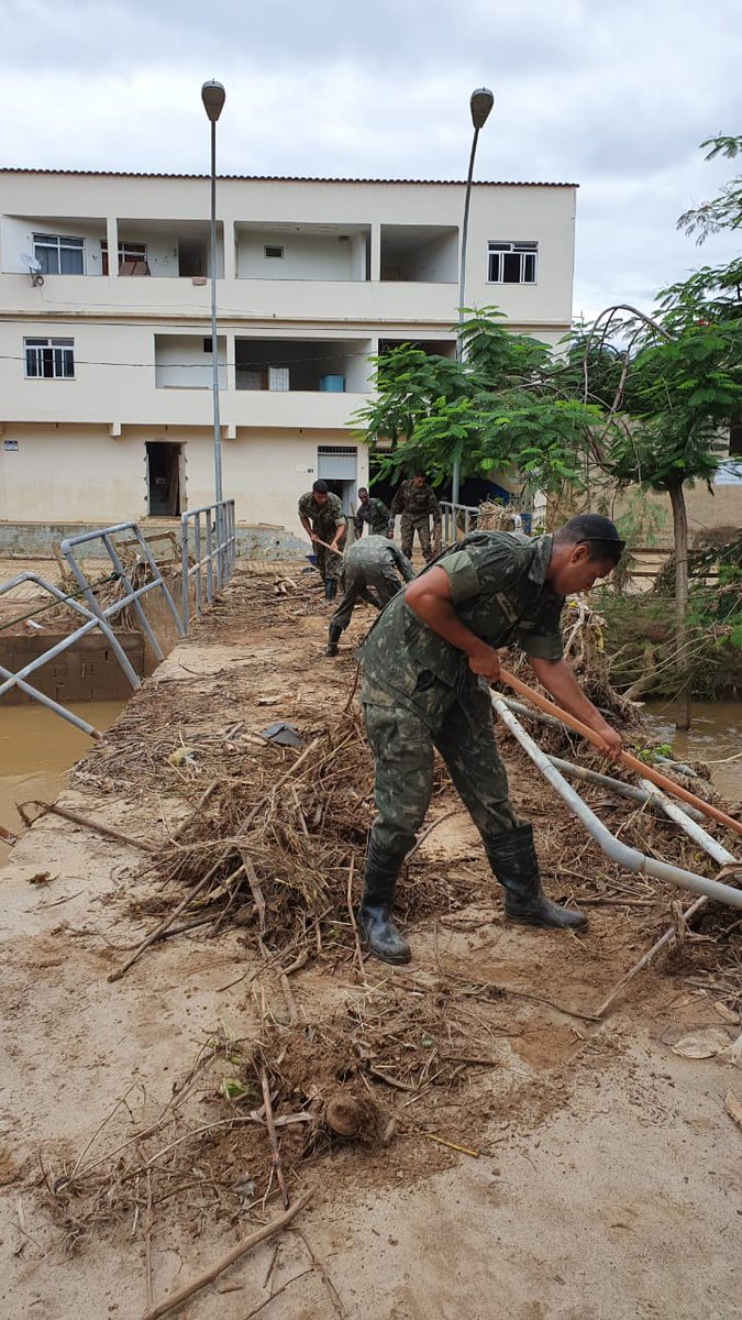 cmlexercito's tweet photo. #chuvasES Militares do 38° Batalhão de Infantaria (38°BI) trabalham na desobstrução de ponte no município de Alfredo Chaves, área localizada no sul do Estado do Espírito Santo, atingida por fortes chuvas nos últimos dias. #maoamiga #exercitobrasileiro #cml_eb https://t.co/WRjoyKpxr3