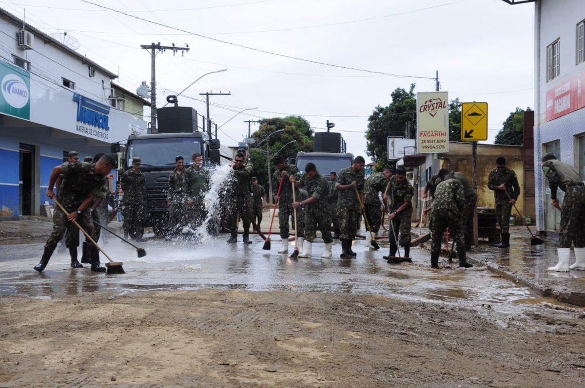 cmlexercito's tweet photo. #chuvasES Militares do 38° Batalhão de Infantaria (38°BI) trabalham na desobstrução de ponte no município de Alfredo Chaves, área localizada no sul do Estado do Espírito Santo, atingida por fortes chuvas nos últimos dias. #maoamiga #exercitobrasileiro #cml_eb https://t.co/WRjoyKpxr3