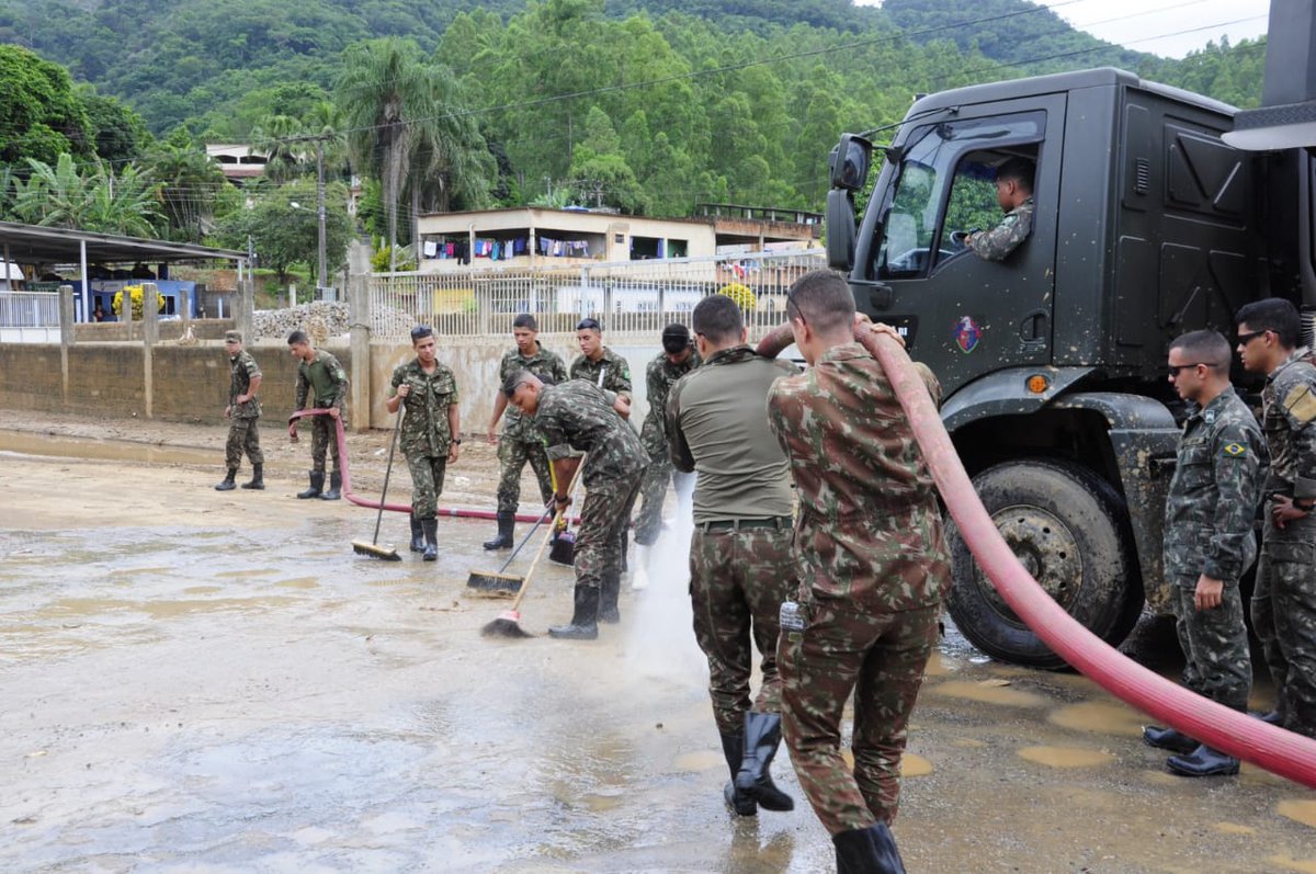 cmlexercito's tweet photo. #chuvasES Militares do 38° Batalhão de Infantaria (38°BI) trabalham na desobstrução de ponte no município de Alfredo Chaves, área localizada no sul do Estado do Espírito Santo, atingida por fortes chuvas nos últimos dias. #maoamiga #exercitobrasileiro #cml_eb https://t.co/WRjoyKpxr3
