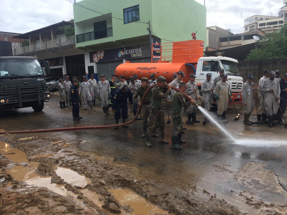 cmlexercito's tweet photo. #chuvasES Militares do 38° Batalhão de Infantaria (38°BI) trabalham na desobstrução de ponte no município de Alfredo Chaves, área localizada no sul do Estado do Espírito Santo, atingida por fortes chuvas nos últimos dias. #maoamiga #exercitobrasileiro #cml_eb https://t.co/WRjoyKpxr3