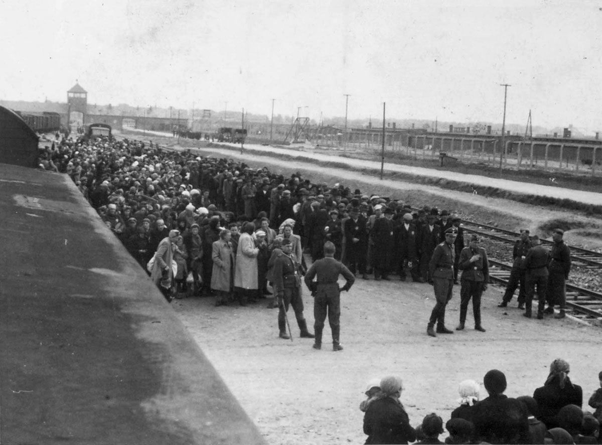 UberFacts's tweet photo. 75 years ago today, more than 7,000 prisoners of the Nazi Auschwitz concentration camp were liberated by the Soviet Army.

In the previous 1,689 days, at least 1.1 million people were murdered there. https://t.co/JAJr9oB4eH