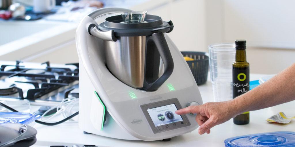 Lan Jingyi = thermomix/all-in-one appliancelike a blender but trying to DO IT ALL!!!! It's ENTHUSIASTIC!! it can make risotto & soup & banana bread!! But it's slower than a blender, less versatile than a stand mixer, & ten times the price of the instant pot. but it loves you :(