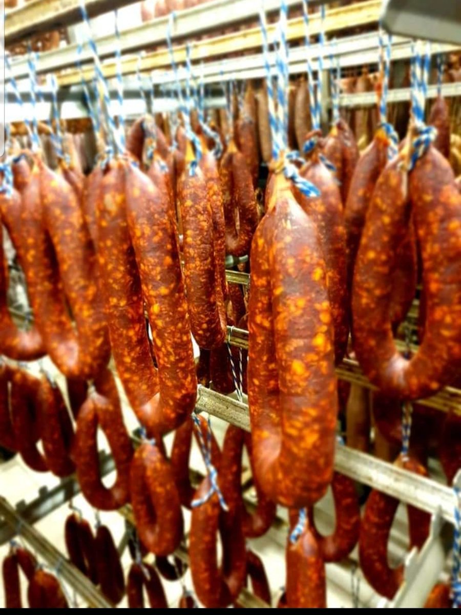 LeNordMeusien's tweet photo. #chorizo @LeMarvillois ... sèche naturelle...pas d'#etuve ...seulement le temps...laisser faire le temps..#artisan @WhiskyInTheJar6 #meuse #jaimemonmetier #plaisir #saucisson https://t.co/cH1kejUQkC