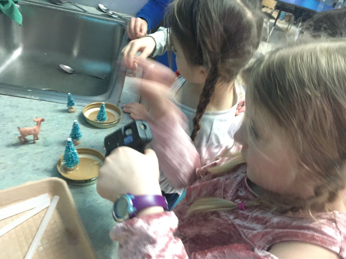 AprilDelphia1's tweet photo. Making snow globes! Thanks Susan for a great lesson! 🌨❄️🦌 @SMS_Bolton @mmuusdvt @BTomasiGay https://t.co/fCR4q50kZM