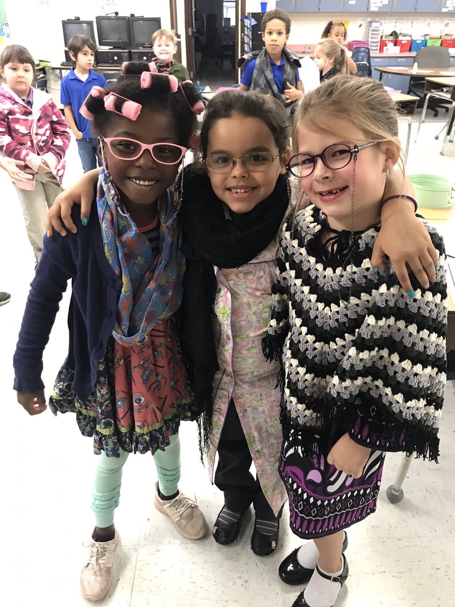 kim_chipelo's tweet photo. Happy 100th day of school! 🎉 https://t.co/nvYPFz0dKm