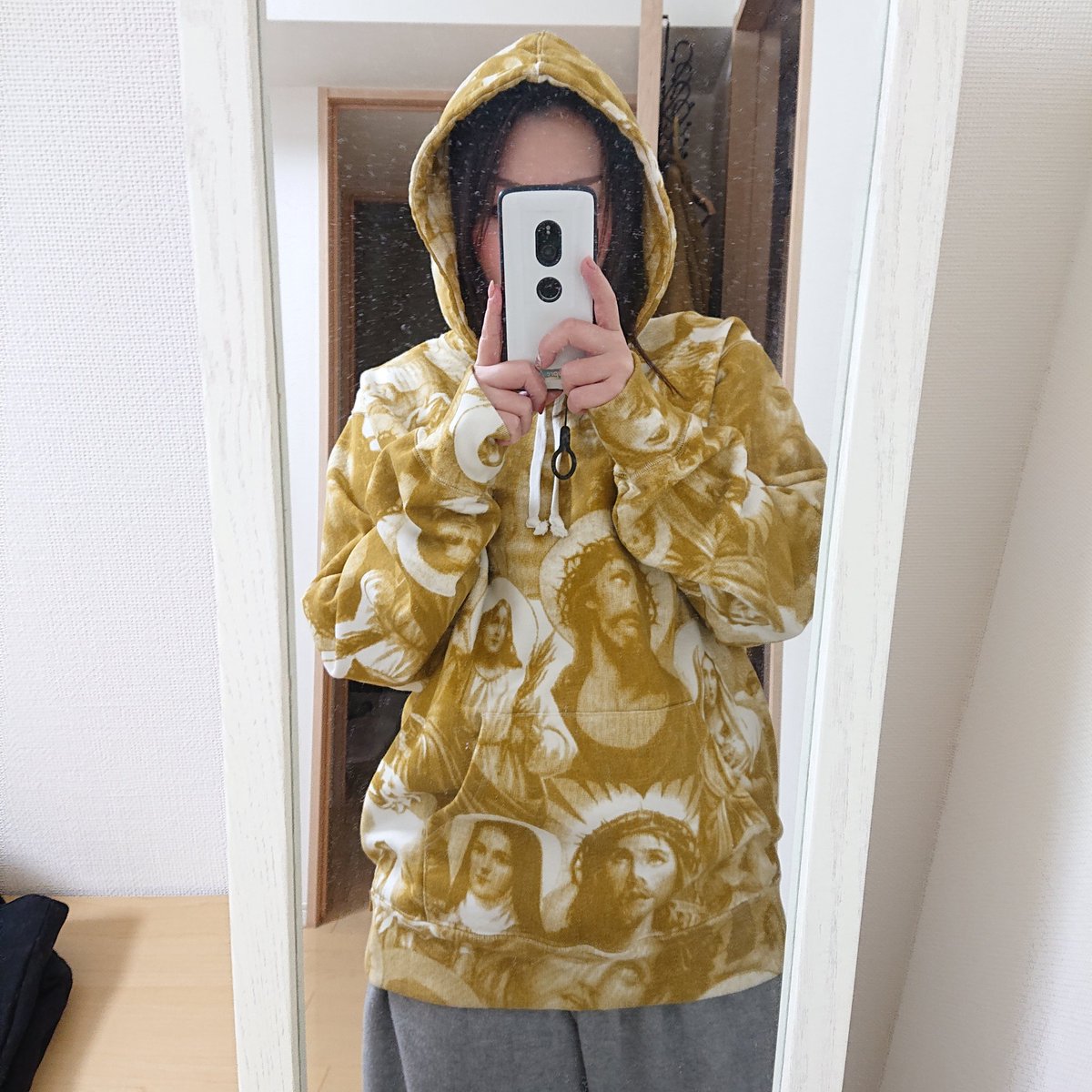 megutaro614's tweet photo. そういえば18FWのジーザスフーディ全然着こなせなくて困ってる…
誰かおすすめコーデ教えて⁝( `ᾥ´ )⁝
下はパジャマです。ごめんなさい←
#supreme
#2018FW https://t.co/DHJGicHNJd