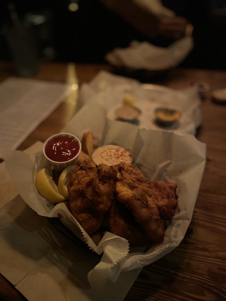 singleinatlanta's tweet image. Bonding with my collegiate volleyball teammate/friend over our favorite dish at @brickstorepub . #CityofDecatur