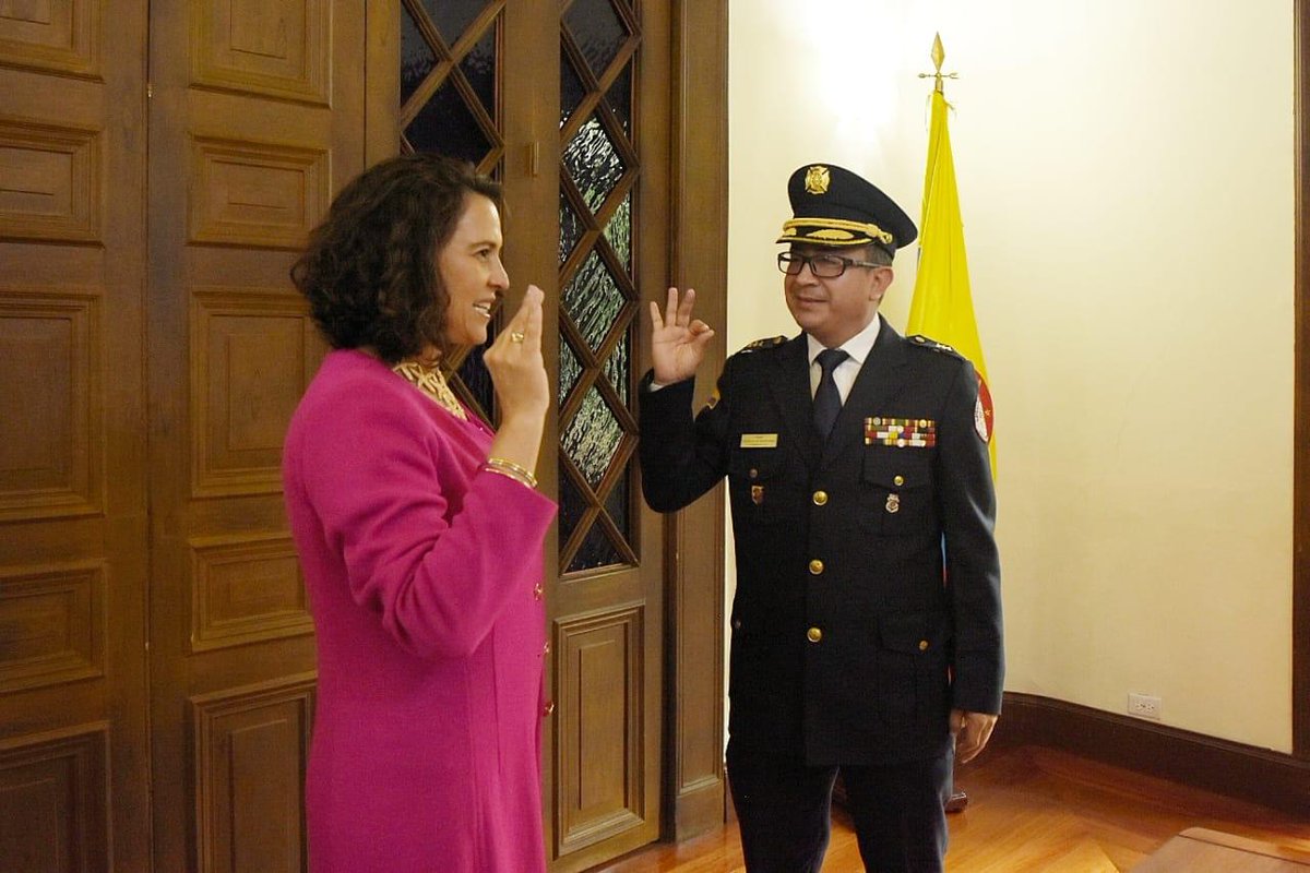 La Ministra del Interior, Nancy Patricia Gutiérrez, hoy posesiona al nuevo Capitán en Jefe de los Bomberos de Colombia Charles Wilber Benavides Castillo, le damos la bienvenida en este periodo de trabajo.
<a href="/MinInterior/">MinInterior Colombia</a> <a href="/NancyPatricia_G/">Nancy Patricia G</a> <a href="/chbenavidesc/">Charles Benavides</a>