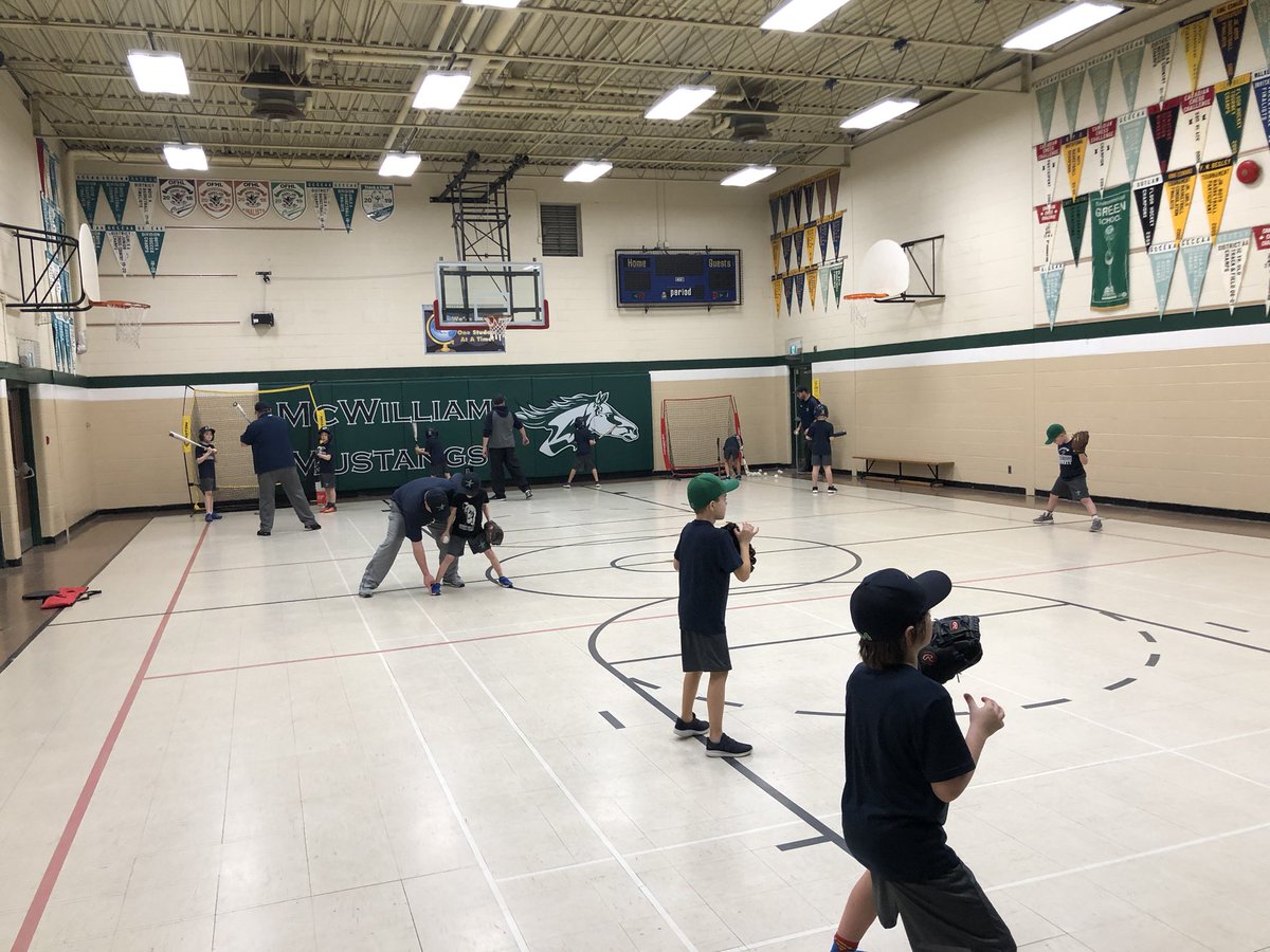 Toddie33's tweet image. The gym is too small? No excuses! As a coach, figure out an effective way to get the work in with what you have. @StarsBall_2011 getting it done #starsbaseball #teachandlearn #noexcuses @CoachScottbase @windsor_stars @andyarms85