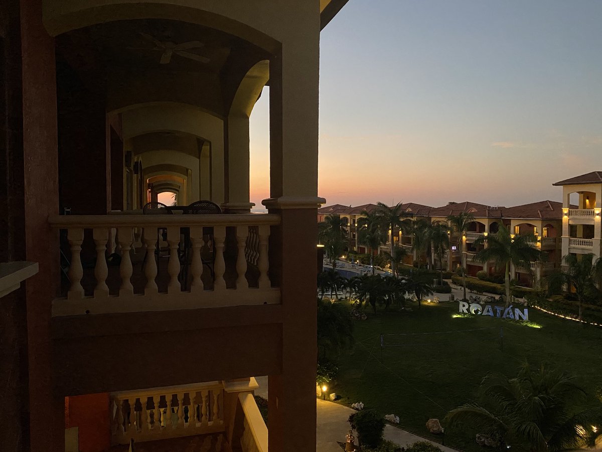 ironhen's tweet photo. Sunset in Roatan, Honduras from #Infinitybayresort https://t.co/DlDDuODuE7