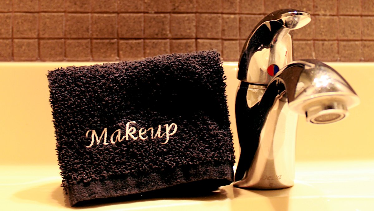 Excited to announce a new addition to all of our rooms: Reusable Makeup Removal Cloths! 🌱 

#ListelLiving #sustainability #greenhotel #sustainable #zerowaste #ecofriendly #reusable #nowaste #washable #makeup #skincare #robsonstreet #vacationmode #staycation