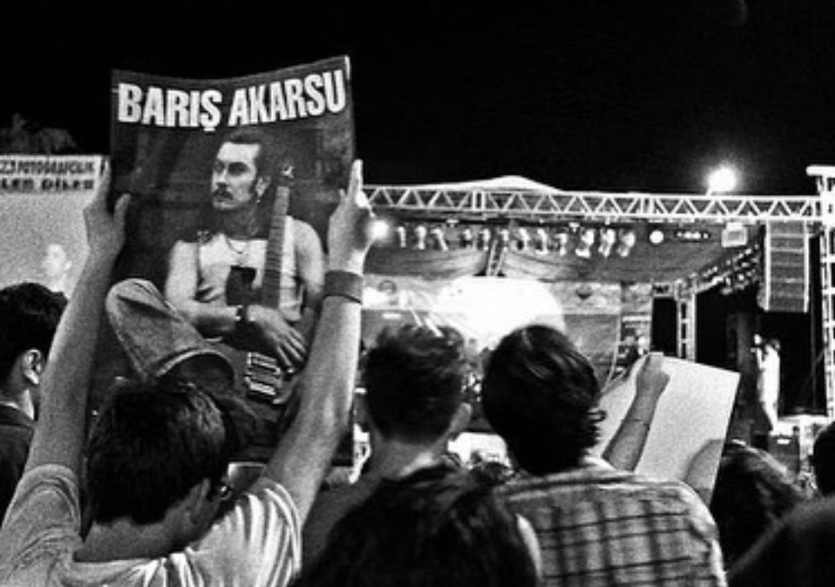 “oysa artık düşlerimde, yalnızlık da aşktır bu şehirde..”