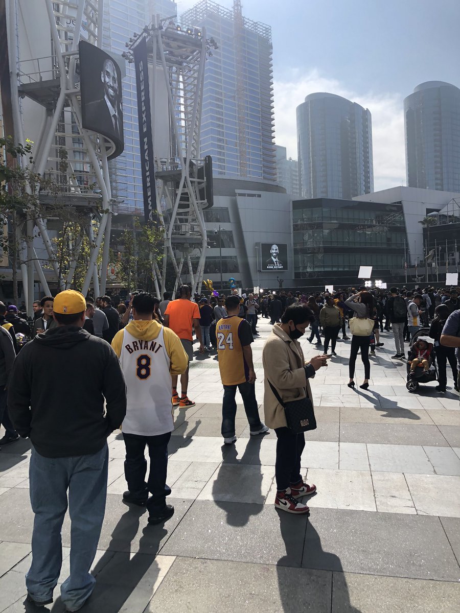 classictalldark's tweet photo. So I stopped by @STAPLESCenter because I woke up today in a haze, glad I did @kobebryant got mad love out here by all types of humans all ages it was cool to see it #MakeAnImpact #MambaMonday #MambaForever #LakeShow https://t.co/3hHZ6NjPdN