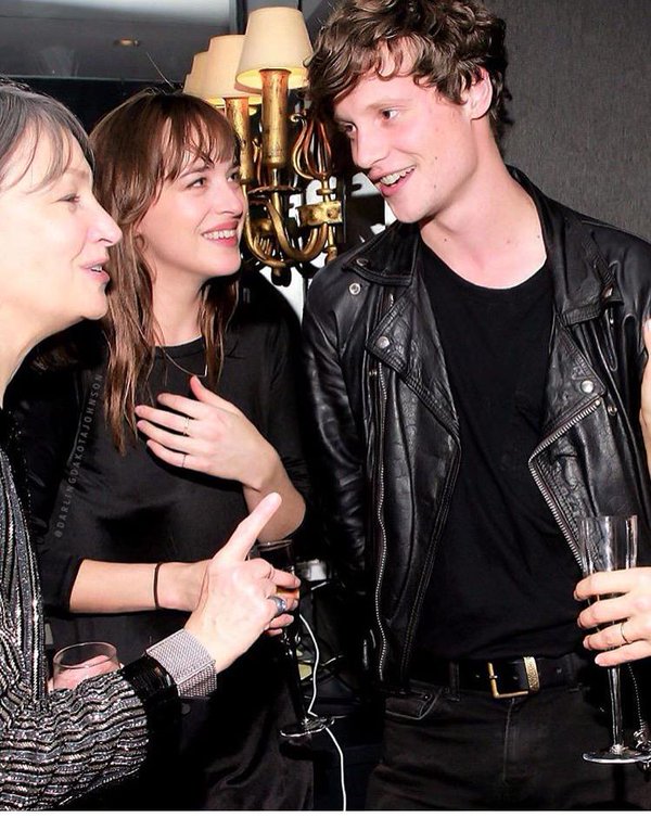 VSGeminixx's tweet image. Hmm... 🤔 #DakotaJohnson #MattHitt #JordsnMasterson