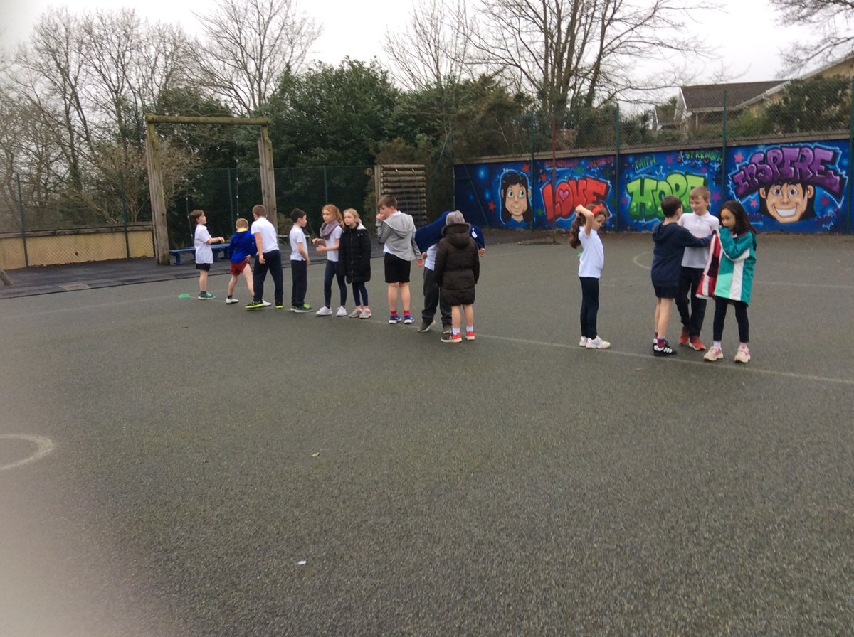 MaryImmaculateH's tweet photo. Year 4 & 5 have really enjoyed their rugby sessions with staff from @HHVCSchool @hhvcsrugby. New skills being developed weekly. #transition #clusterwork #health&wellbeing #healthy&confidentindividuals https://t.co/nF18KjuH3A