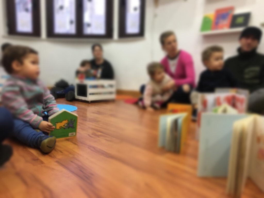 unpuntocurioso's tweet photo. Es tan bonito verles leer juntos... 

Que hoy las sesiones de #PUNTODE #CUENTO las hemos dedicado a la FAMILIA y es que los lunes por la tarde todos somos una: ¡una gran familia lectora! #Salamanca #culturalectora #familias #Somosunafamilia #lecturademoda https://t.co/tw3vZt0MLs https://t.co/18QJlN7LN2