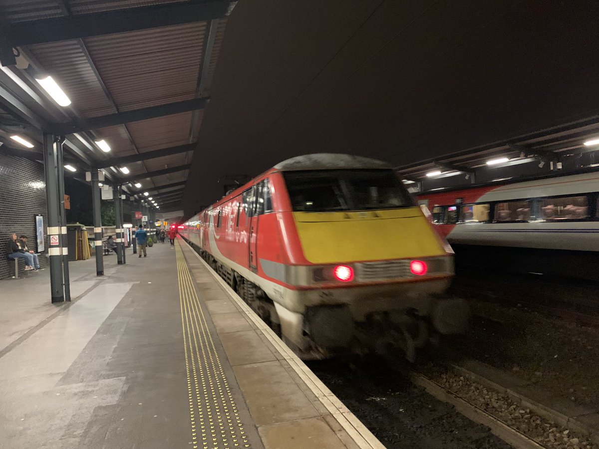 1Castleford's tweet photo. @LNER 91104 at Wakefield Westgate 27/12/2019 https://t.co/napSd0KSa6