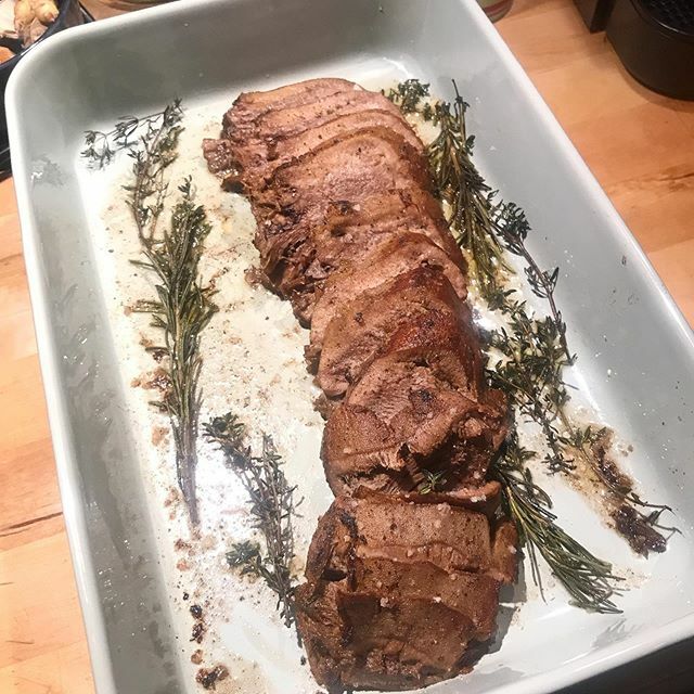 Voor wie nieuwsgierig is hoe het is afgelopen met project #kalfstong... Het is HEERLIJK! Na het koken in groentenbouillon de tong gepeld en af laten koelen. Daarna verder gegaard in de oven en opgediend met madeirasaus. Briljant. Met dank aan mijn liefste 🥰
#hethelebeest #no…