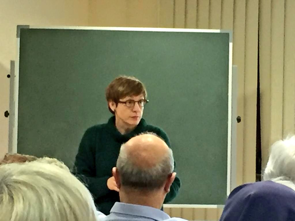 🎒 #MomentoCáritas @Monescri nos acompaña esta tarde en #Gandia para animarnos a "dar esperanza a las personas empobrecidas generando espacios y abriendo procesos, practicando la revolución política del amor y la esperanza"🍀