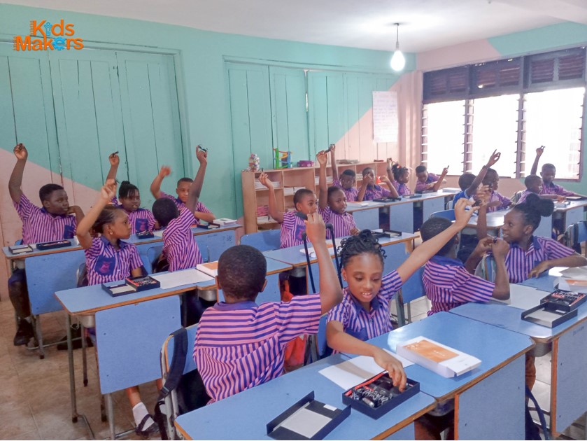 KidsMakers's tweet image. They built their first circuit using the Buzzer, batteries and battery holders.

  #Electronics #ScienceSet @Dext_Tech @antipem @KumasiHive @GHSTEMNetwork