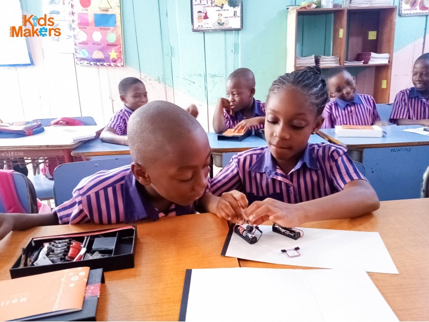 KidsMakers's tweet image. They built their first circuit using the Buzzer, batteries and battery holders.

  #Electronics #ScienceSet @Dext_Tech @antipem @KumasiHive @GHSTEMNetwork