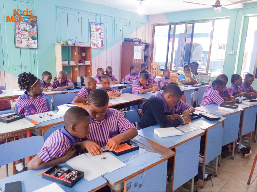 KidsMakers's tweet image. They built their first circuit using the Buzzer, batteries and battery holders.

  #Electronics #ScienceSet @Dext_Tech @antipem @KumasiHive @GHSTEMNetwork