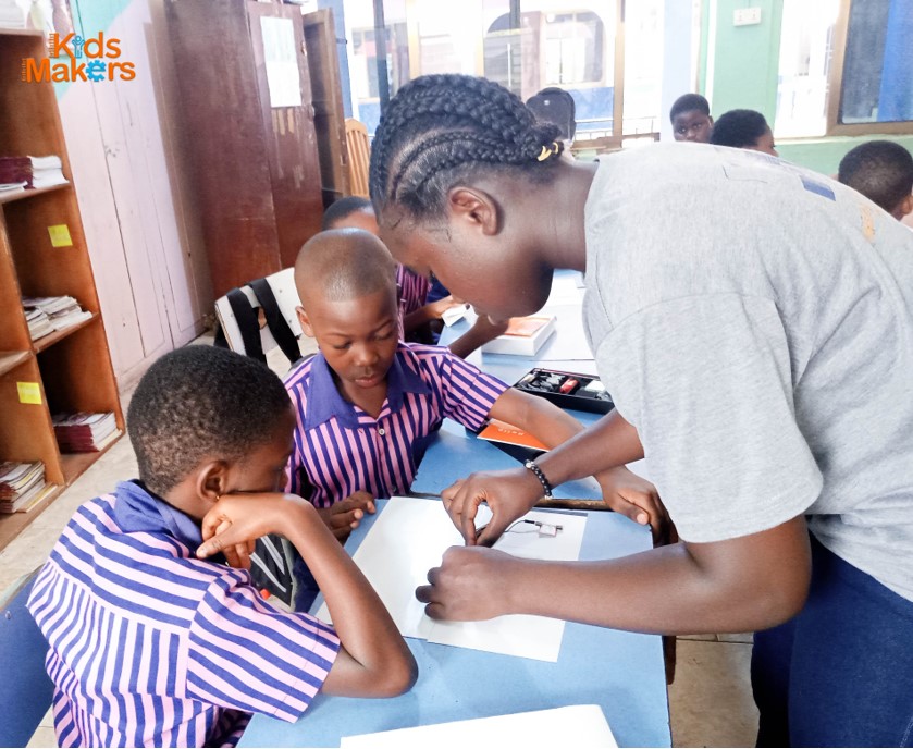 KidsMakers's tweet image. They built their first circuit using the Buzzer, batteries and battery holders.

  #Electronics #ScienceSet @Dext_Tech @antipem @KumasiHive @GHSTEMNetwork