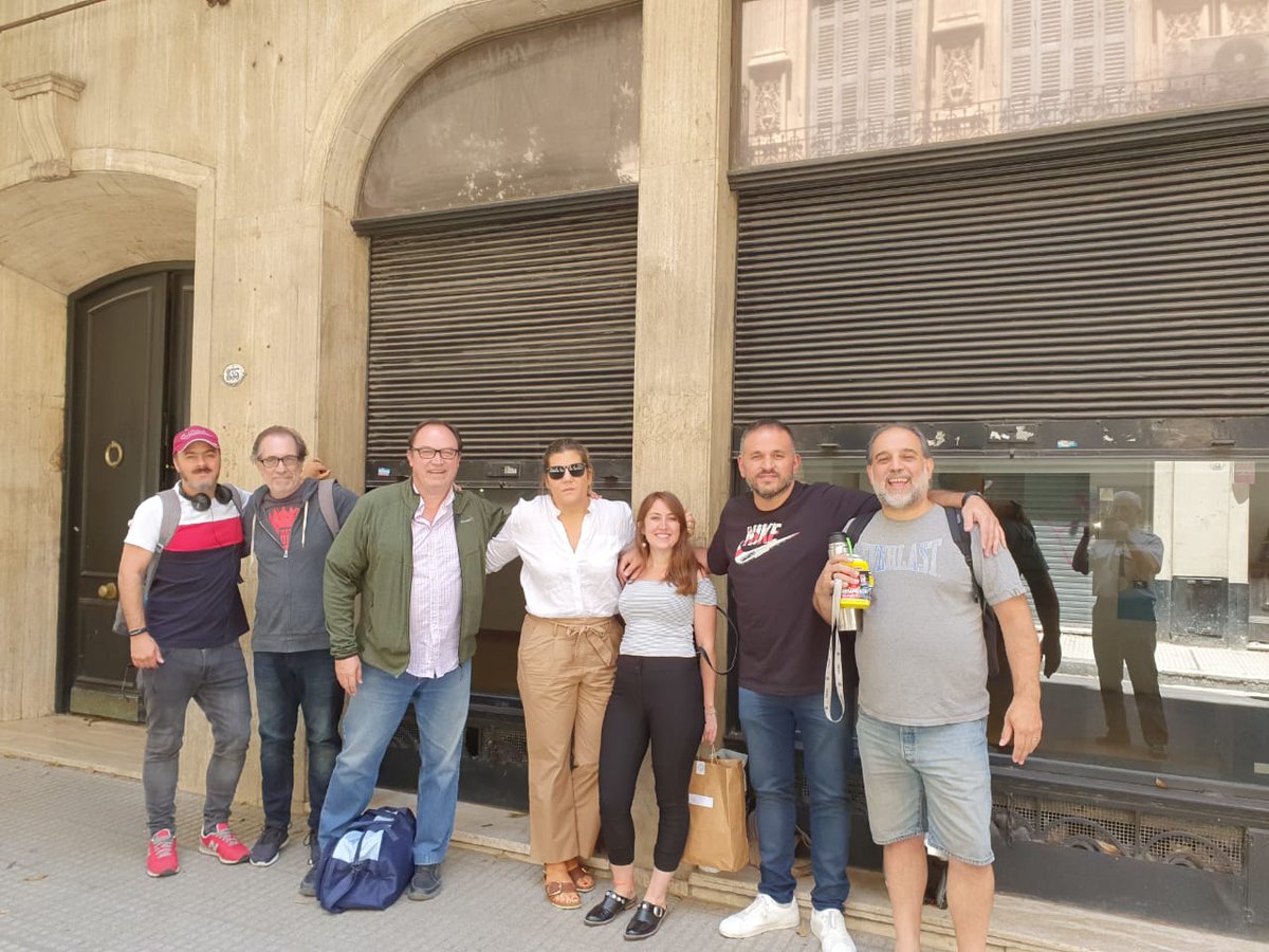 heravella's tweet photo. 13:05 del lunes 27 de enero. "Apagamos" @Continental590 desde Rivadavia 835 después de 50 años. Última foto en la puerta. Mañana desde la casa nueva en Palermo. Emoción. https://t.co/qVXMIKaj9b