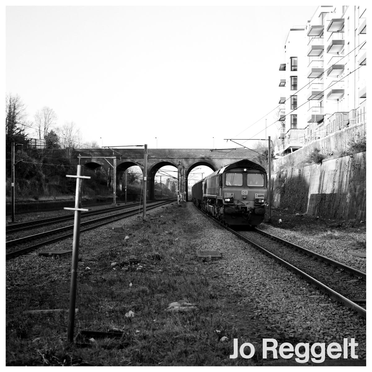 Jo_Reggelt's tweet photo. I'll stop being edgy and post a #Rolleiflex photo that I shot the other day.

66095 passing New Southgate. #IlfordDelta100 developed in #Perceptol. https://t.co/oy4ZELur2z