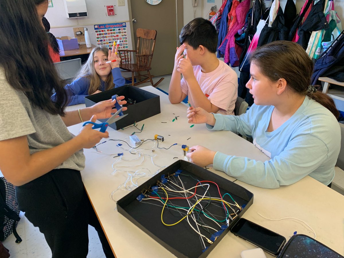 MmeAuger's tweet photo. The grade 6s learning about electricity and circuits. Voici nos jeux électriques. Here are a few student projects. @AssisiOCSB #FraBeCreative #ocsbfsl #ocsbdl https://t.co/kcOsa2Q6aO