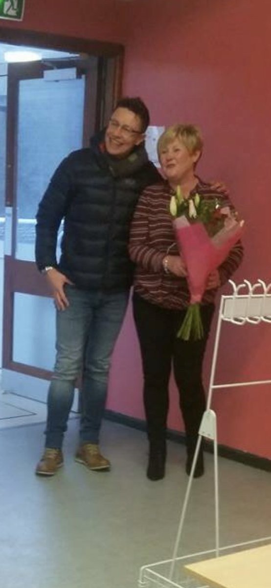 ZoeCrothers's tweet photo. @GavinClements It was Mrs Carlise’s birthday, and she was obsessed with @radio_stephen!!! My dad arranged for him to bring her flowers and being the gent he was, he did it❤️😍 I also have a video I could send. https://t.co/T1qyFqbFwc
