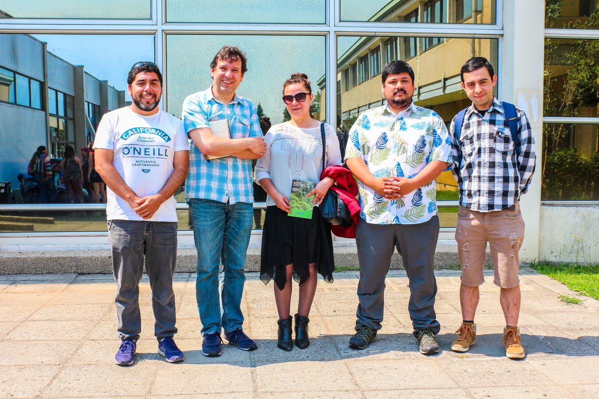 forestalesudec's tweet photo. 🌳 Vecinos de la comuna de #Antuco visitaron el Laboratorio de Invasiones Biológicas - @LIB_UDEC para conversar con Dr. @AnibalPauchard y el investigador Dr. @ragarciaaraya, y evaluar posibles acciones que contengan el avance de la especie invasora #Retamo (Cytisus striatus). https://t.co/xuUsvbk9jt