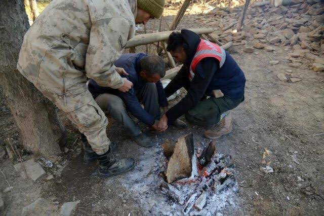 Mehmetçik Deprem mağduruna kendi çorabını veriyor.👏👏
