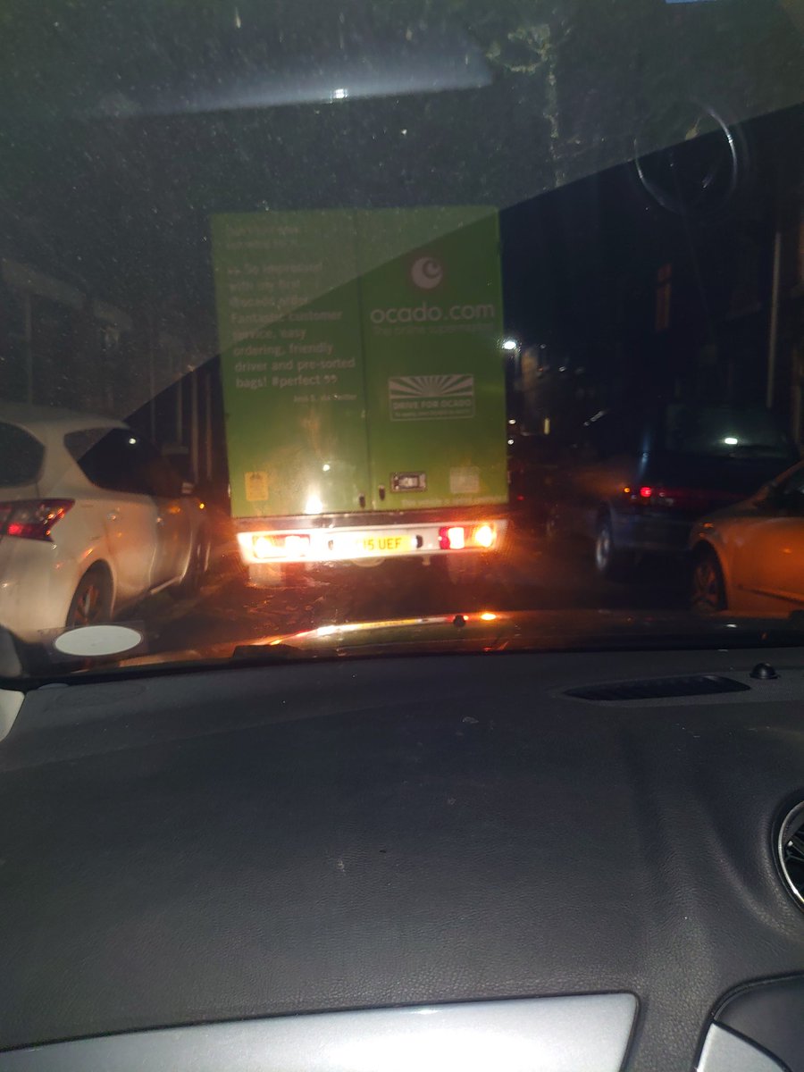MaskillPoppy's tweet photo. Thanks @Ocado for blocking a one way road when there was room to park  #ConvenienceIsYourInconvenience https://t.co/NnqH3ukPO0