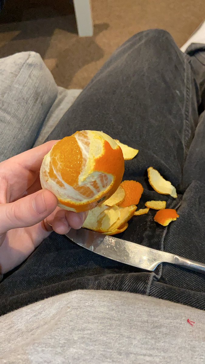 HarrisMoore123's tweet photo. @AldiUK this is anything but a fucking “easy peeler” https://t.co/mv174mWcrr