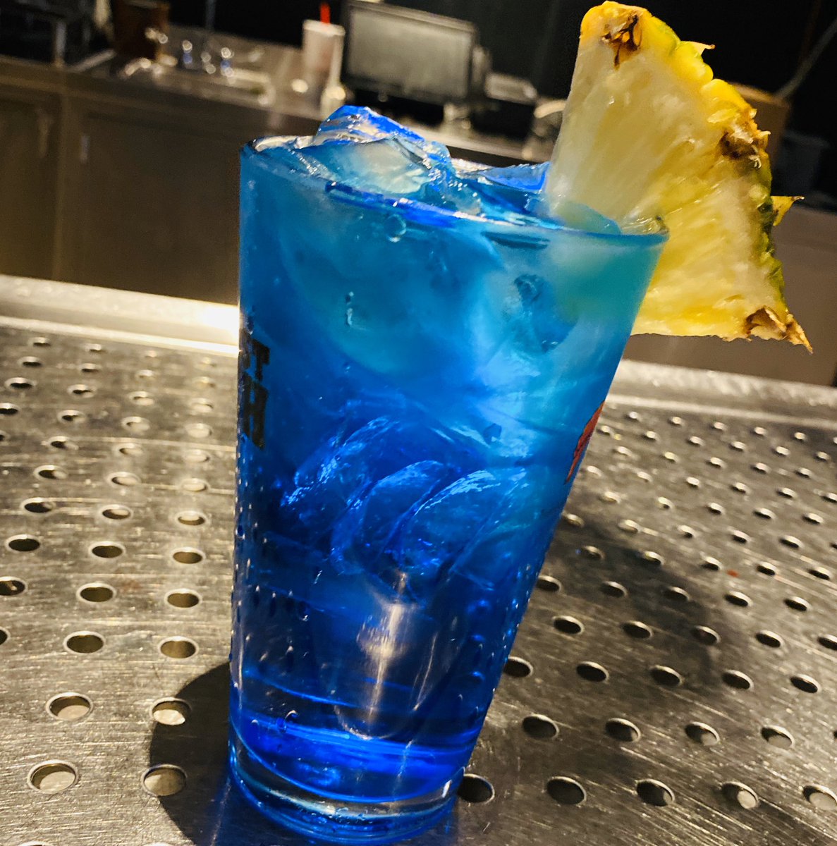 mervkneauxs's tweet photo. A few drinks &amp; a 14oz #BlueMoon (#BlueHawaiian, #Tornado and a #PurplePassion) #MixedByMerv https://t.co/18AP5sHCIs